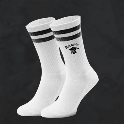 Personalisierte Socken - Bachelor 2026, Geschenk für Abschluss  - Weiße Sport Socken - Jahrgangssocken - Bio-Baumwolle - Unisex